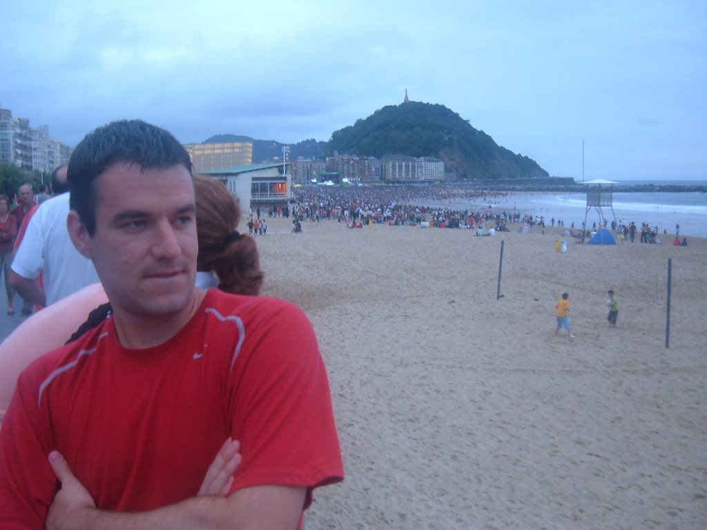 Peter's listening to Bob Dylan for free, San Sebastian, July 2006 by dcclintonjr