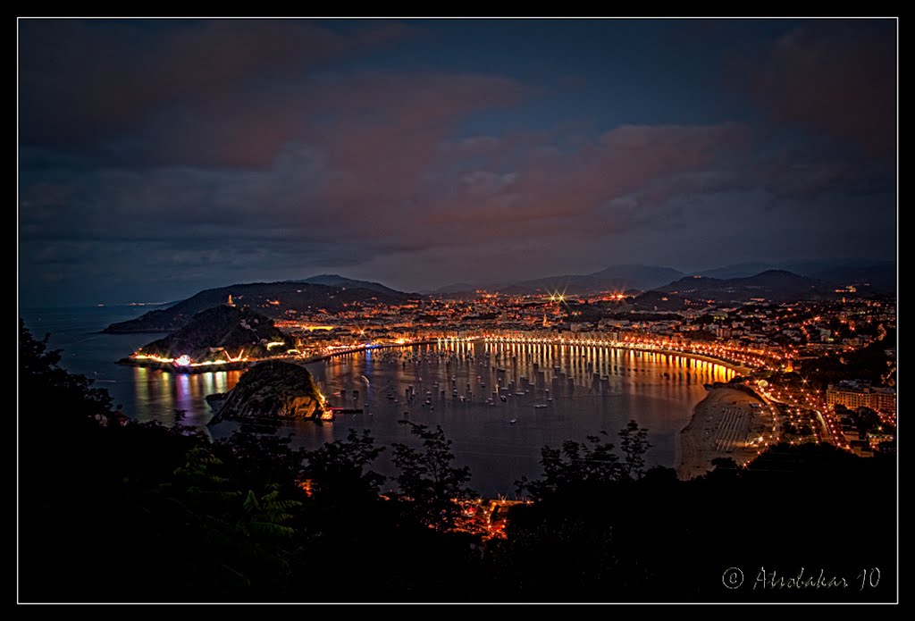 Bahia de la Concha de noche by Atsobakar