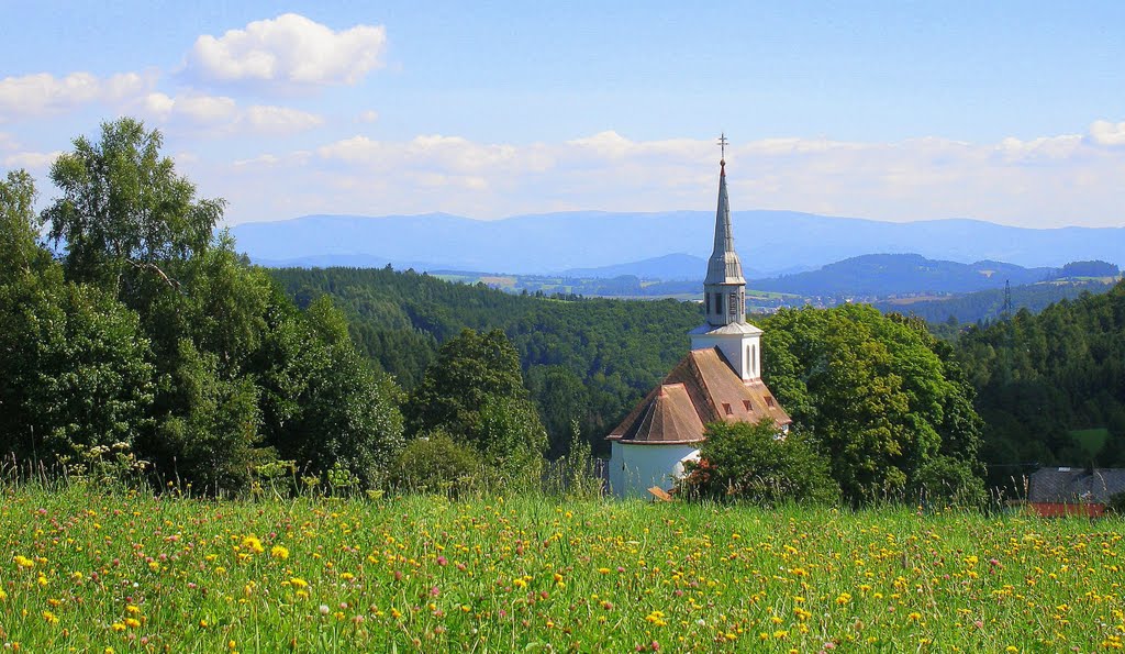 Kostel Sv.Isidora ve Strážné (v dáli "zamlžený" hlavní hřeben Jeseníků) by valsoraj