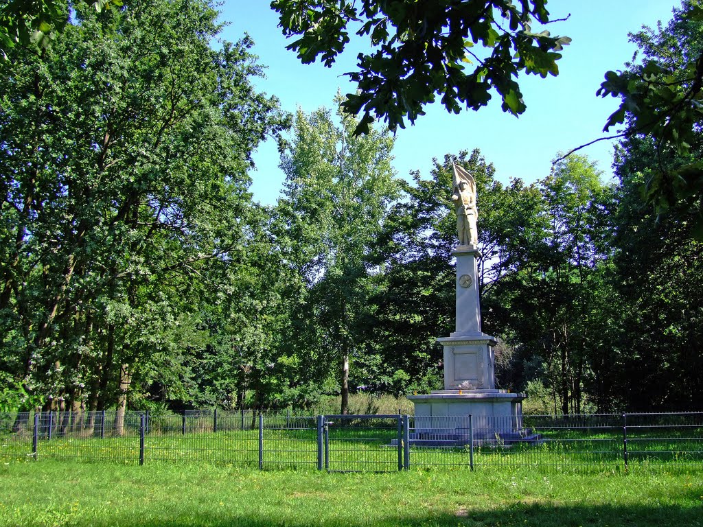 Friedhof für gefallene sowjetische Soldaten 1945 by www.fotograf1.npage.de