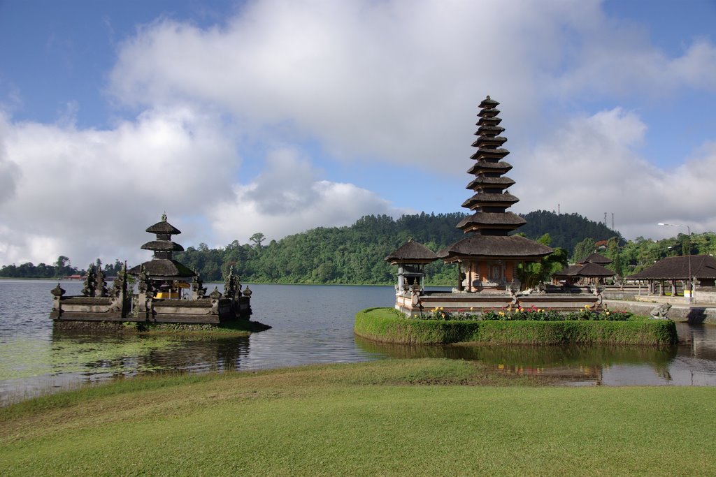 Temple d'Ulun Danu, partie insulaire (2007) by Olivier Morice