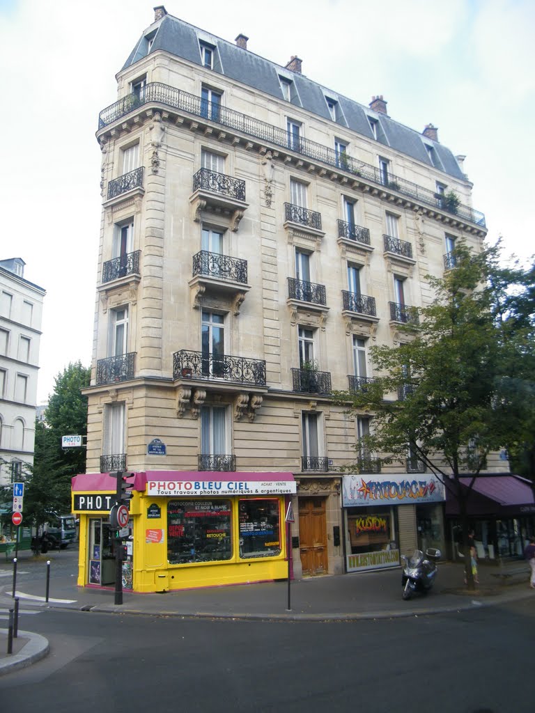 Building on Avenue de la Republique by Flavius Patruti