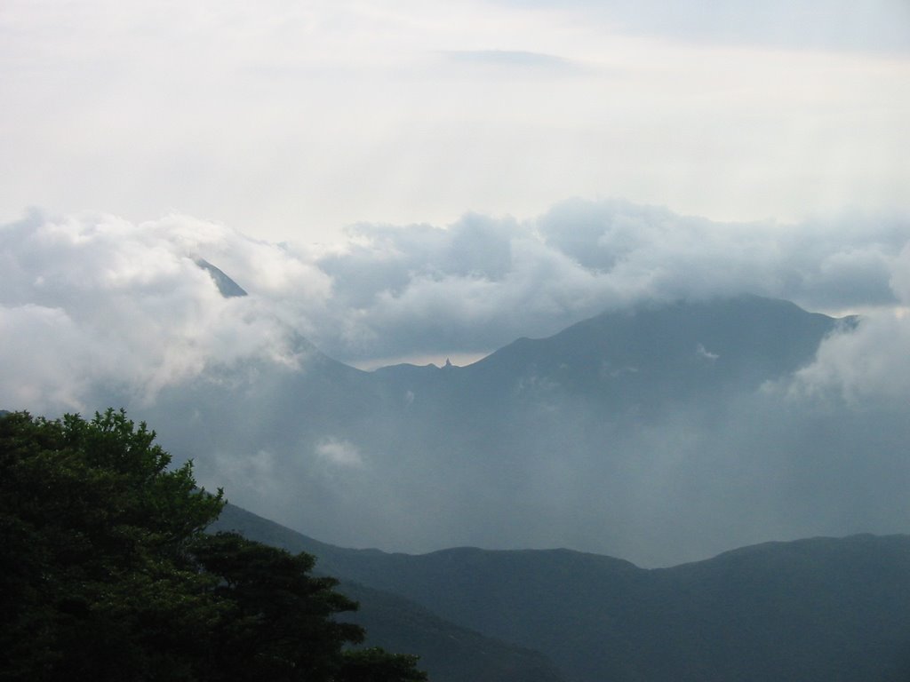 Overlook to Ngong Ping by ecmkam