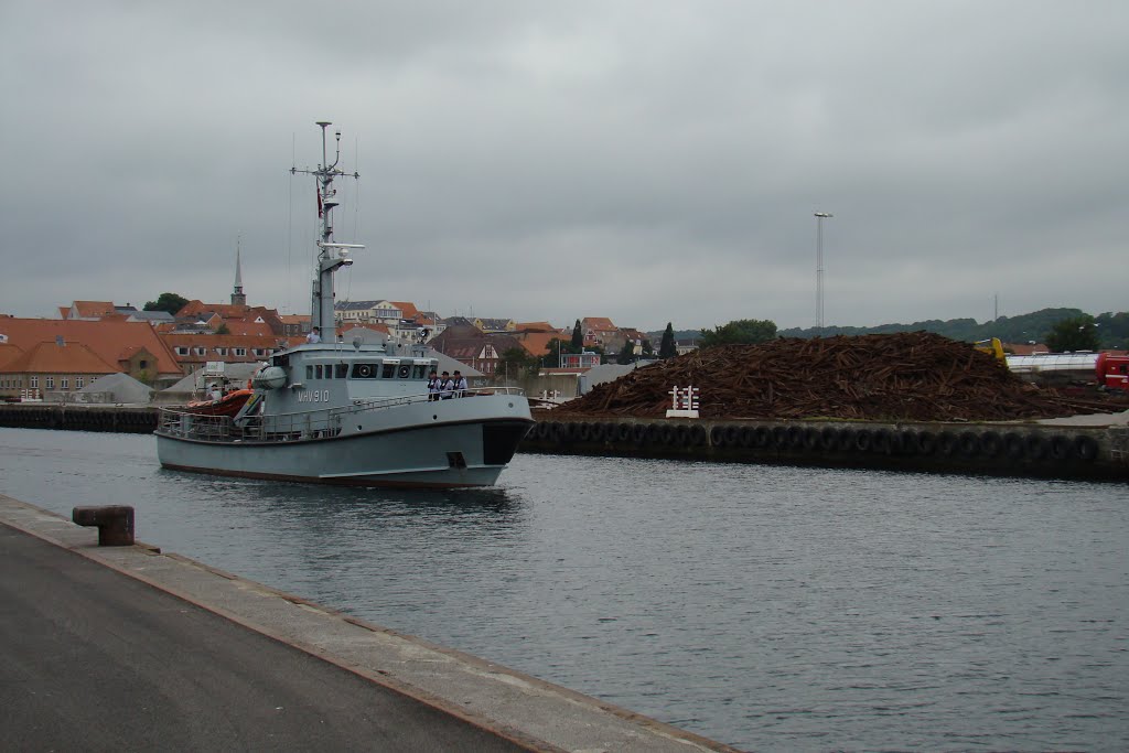 MHV 910 på vej ud af Aabenraa havn by papkassen