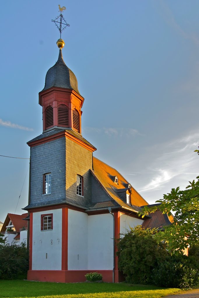 Evangelische Kirche Wiesbaden-Auringen by fotonero