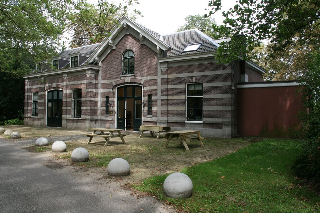 Zitbanken bij het koetshuis Landgoed Oostbroek, De Bilt. by Carl030nl