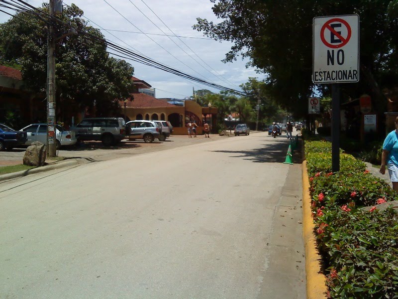 Calle Principal en Tamarindo, hacia el Sur, 08/10 by J Sanchez