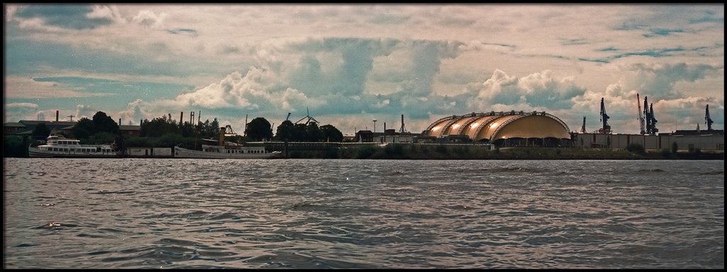 Juli 2000, Panorama mit dem "Koenig der Loewen" Zelt by Gutzemberg