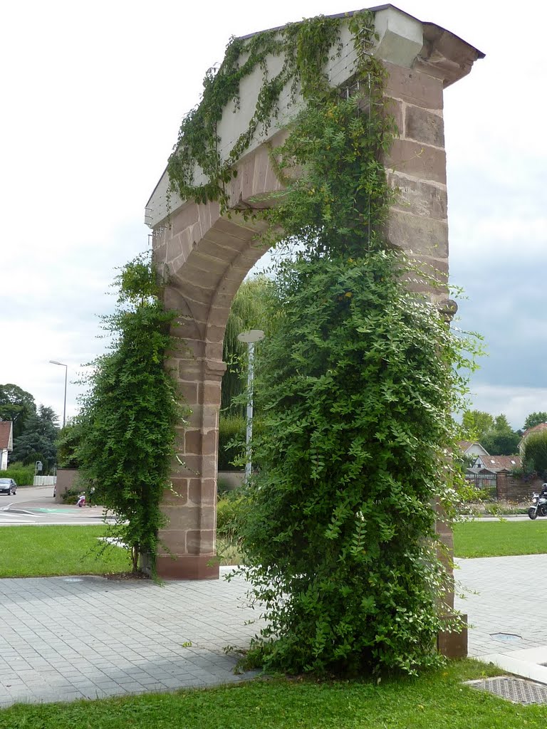 Le rond point avec l'ancienne porte de la ville by Christian Hoffmann