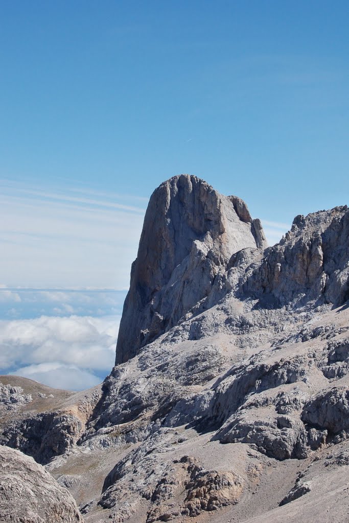 Picu Uriellu (Naranco). desde collado H. Rojos by Jose Sanjuan Gonzalez