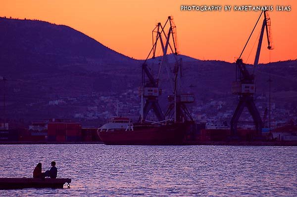 Με θέα τους γερανούς στο τελωνείο του Βόλου by kapetanakis ilias