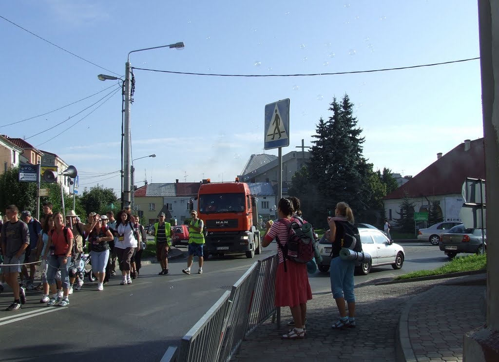 Maszeruje grupa nr 4 zamojskiej pielgrzymki Panienkom z mydlanymi bańkami, dziękujemy Wam za ten miły gest! by Staszek Ratusznik