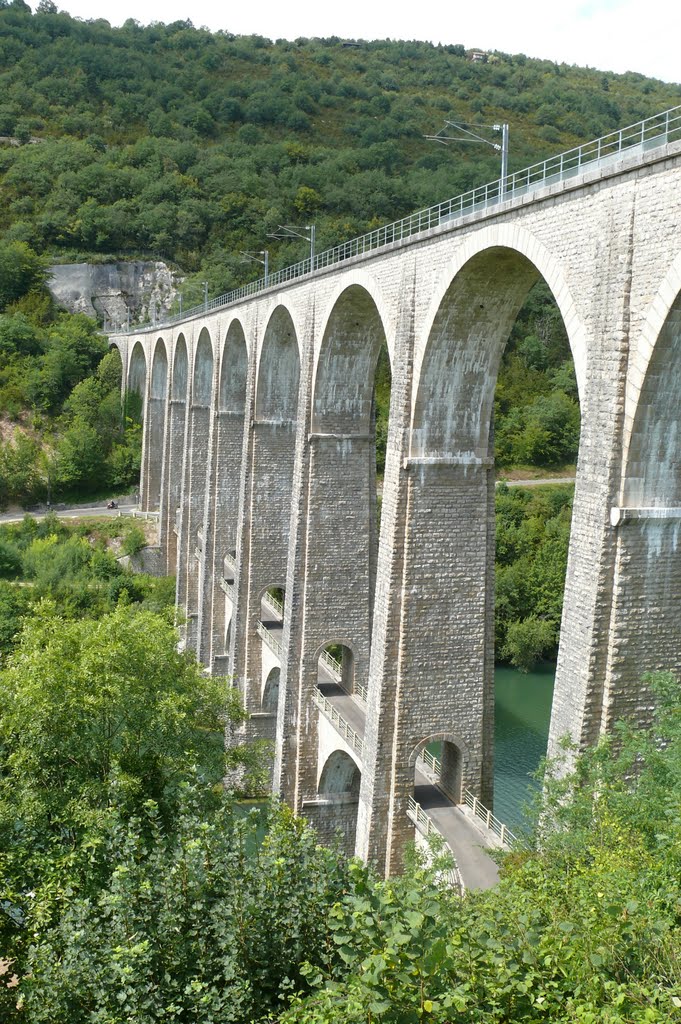 Viaduc chemin de fer Bolozon by toonselinos