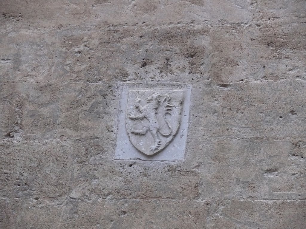 Escudo en fachada de Iglesia de San Miguel by Fco Javier G Ch