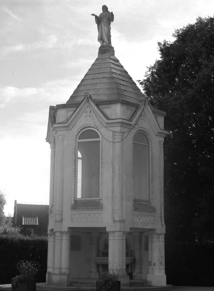 Mémorial (Beaucamps-Ligny) by Guy Ferdinande