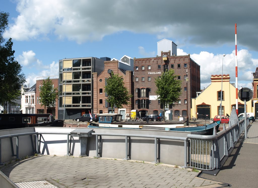 Links het appartementencomplex aan de Aweg 45 in Groningen, ontworpen door Van Ringen Architecten (Aweg 44), naast de Pakhuizen "Overijssel" en "Friesland" (Aweg 43-44). Het oker gekleurde pand op de Aweg 42 diende in 1912 als Stallen voor de Lemmerboot. Het pakhuis "Friesland" (Rijksmonument 485306) is in 1912 ontworpen door vader en zoon Kornelis Henricus Holthuis (1852-1942) en Tonnis Holthuis (1880-1937), in opdracht van Jouke Eelzes van der Veen (1850-1935), echtgenoot van Menke Dijkstra; hij diende op 25-2-1905 en 2-3-1912 verzoeken in tot het vernieuwen van het pand Aweg 43. Het Graanpakhuis "Overijssel" (Rijksmonument 485175) op de Aweg 44 is in 1884 gesticht door Johannes Gerrit Louman (1862-1892) en was in 1912 van graanhandelaar Rendert Wiersema (1856-1927).Op 29-5-1901 vroeg mr. Johan Adelbert Tellegen (1850-1919) vergunning voor het bouwen van een bergplaats bij het huis Aweg 40. Op 26-3-1886 vroeg hij vergunning voor het vernieuwen van de winkelpui Aweg U 274, op 21-10-1896 voor het vernieuwen van de stoepen Aweg U 396 en 397 en op 8-1-1897 voor het bouwen van een keuken Aweg (Kad. C 3649); deze laatste betreft zeer waarschijnlijk het adres Aweg 40. by Hans R van der Woude