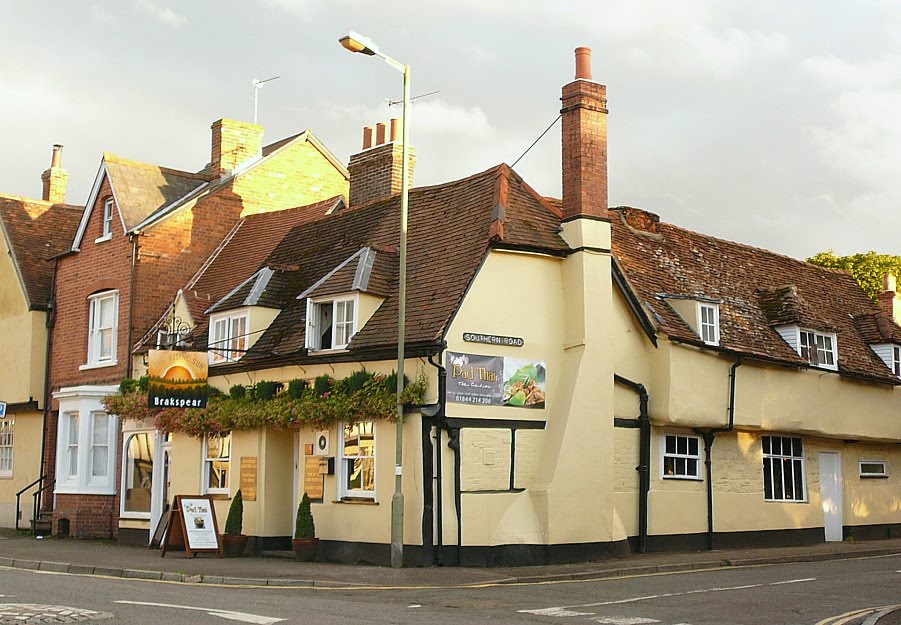 The Rising Sun Pub at Thame by fencer_js@yahoo.com