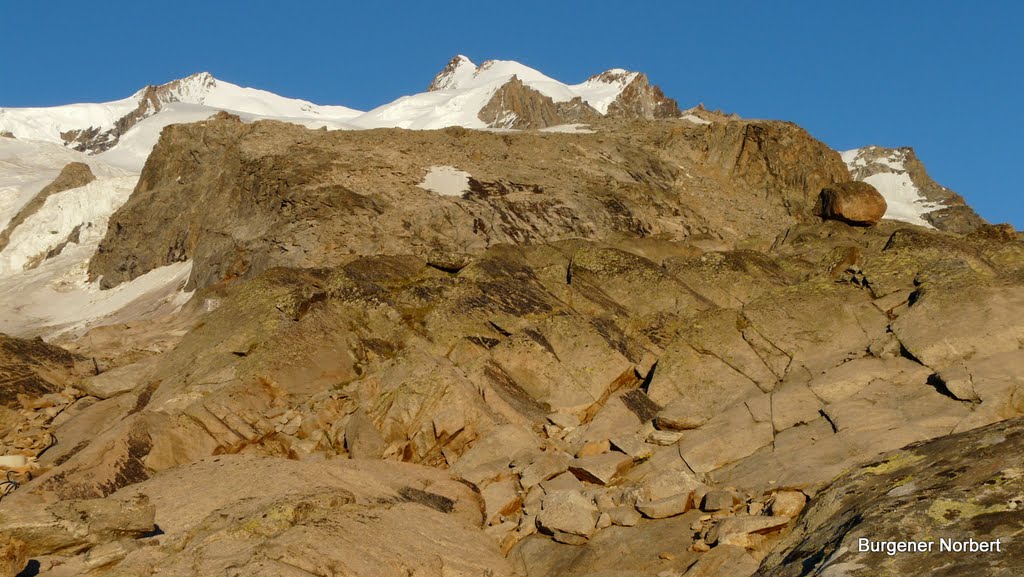 Vom Gletscher abgeschliffene Felsen laden zum rasten ein. by Burgener  Norbert