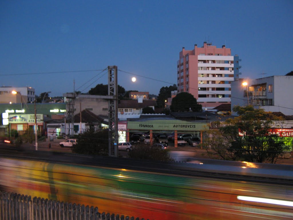 A lua e o trem (abr/2010) by Angelo Chiabotto Viacava