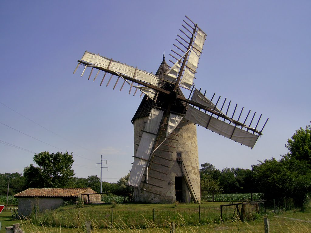 Old windmill in Vensac by B-Probe