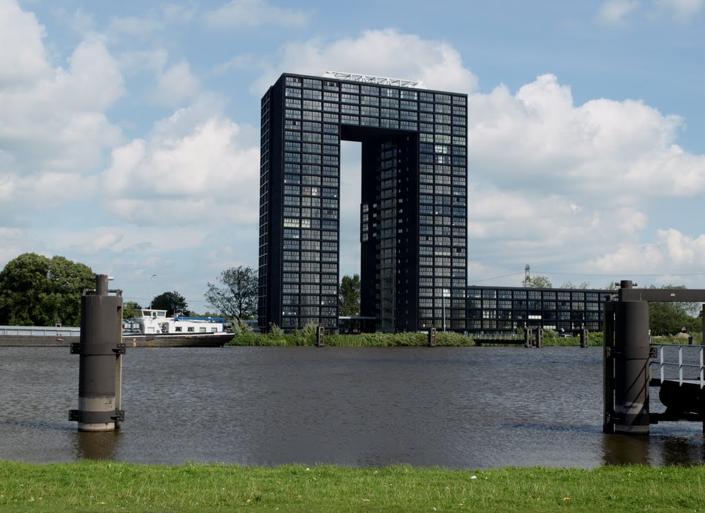 Een nieuwe architectuurstijl: hoogbouw met een gat. En in dit geval wordt de uitsnede netjes naast het gebouw neergelegd, snap-et-vous. by Hans R van der Woude