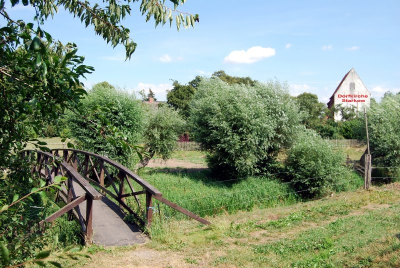 Übergang zum Pfarrgarten in Starkow by Garzer