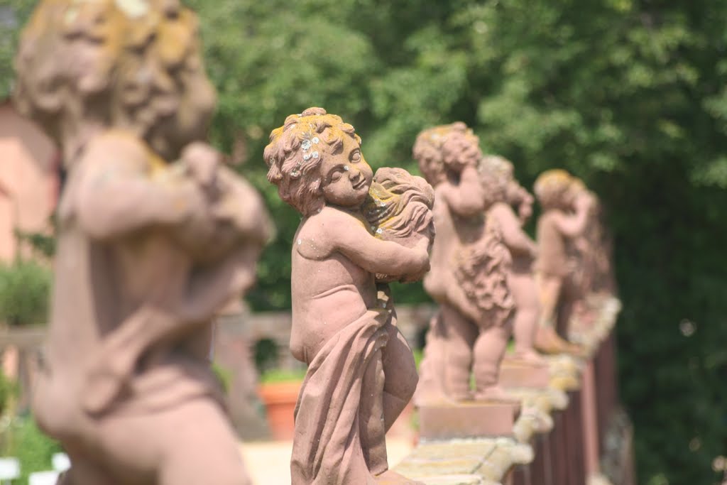 Mauerfiguren (Klostergarten Seligenstadt) by Thomas Ahlmeyer