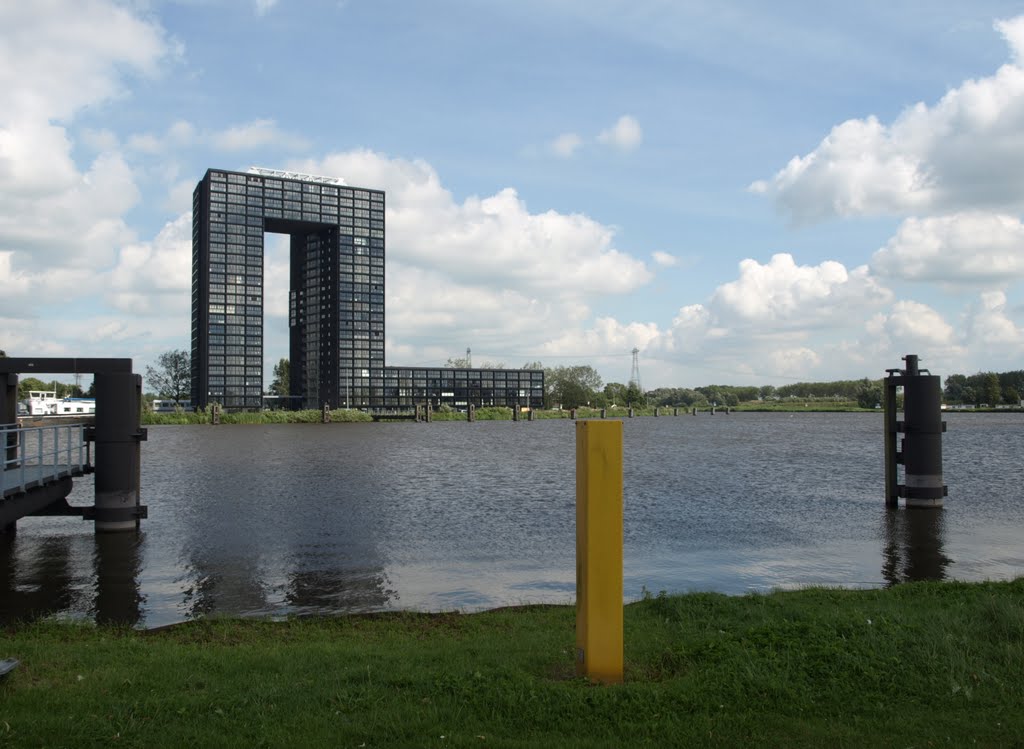 Wat doet dat gele paaltje daar, onbedoelde Gesamtkunst. by Hans R van der Woude