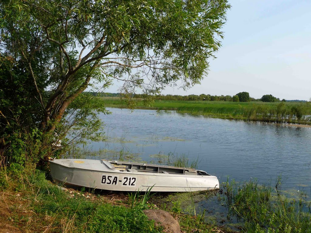 Boot bei Vasknarva, Estland by Jürgen Regel, Marianne Zocher-Regel