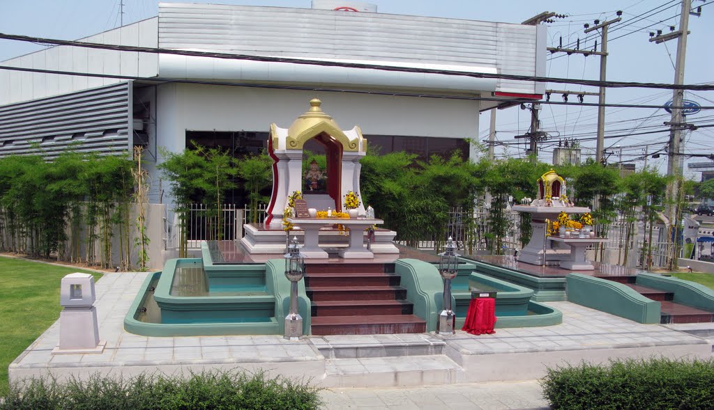 Nakhon Ratchasima, Thailand. Shrine at Korat busstation. by Eivind Friedricksen