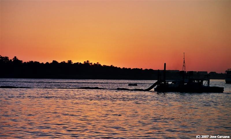 Atardecer en Aswan by José Caruana