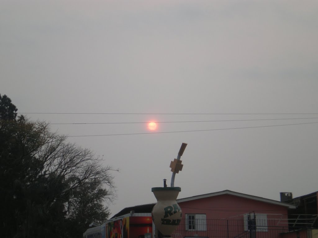 Sol parece uma perola laranja e a cuia de chimarrão by Claudia Edna