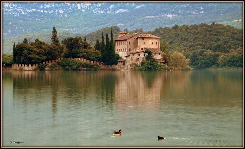 Castel Toblino, sul lago omonimo - Toblino lake and castle by Sergio Bagna