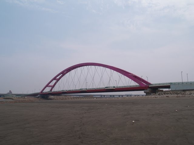 竹圍漁港拱橋 / Bridge near Zhuwei Fishing Port by Blair Yu