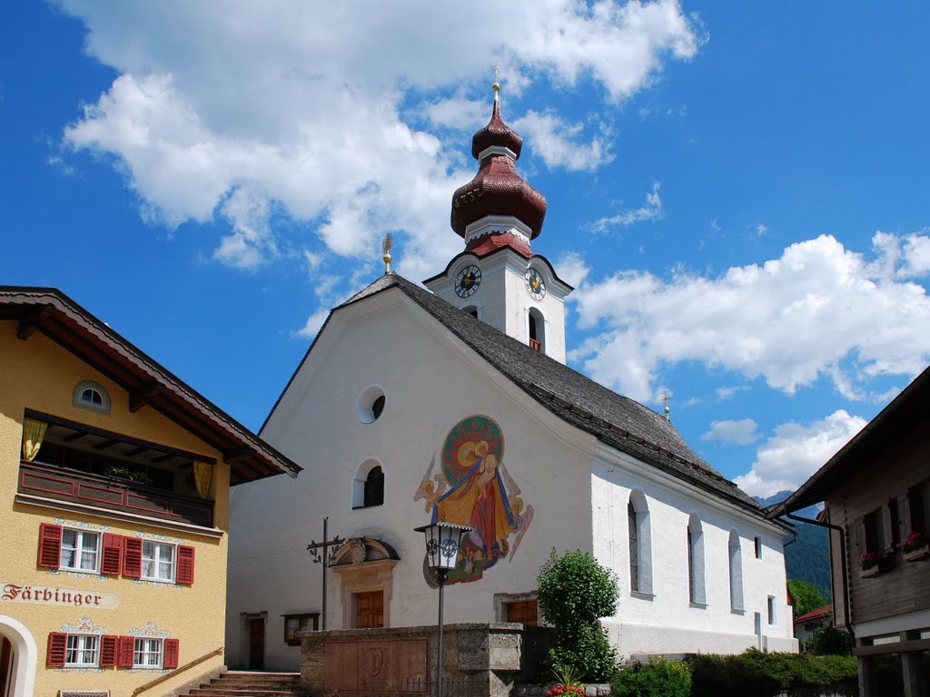 Katholische Pfarrkirche in Lofer. Die Kirche wurde erstmals 1417 urkundlich erwähnt. by Hans Wolters