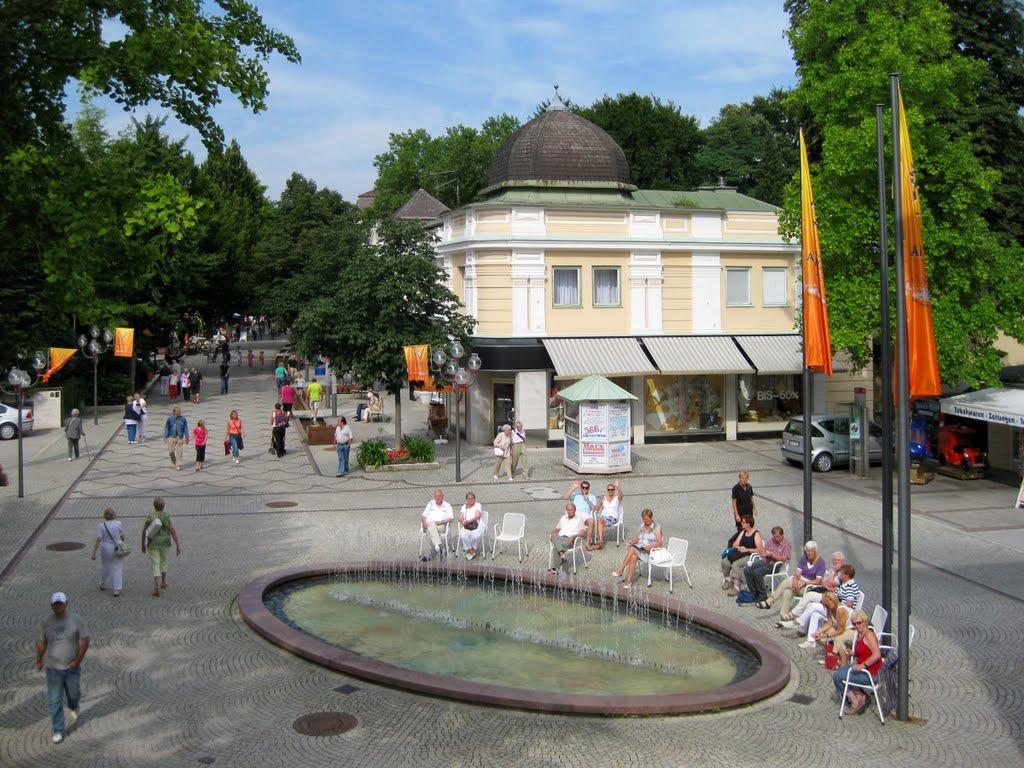 Die Ludwigstraße in Bad-Reichenhall. (Fußgängerzone). Herzlichen Gruß an das winkende Paar am Brunnen. by Hans Wolters