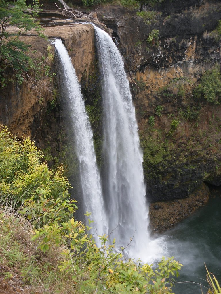 Wailua Falls by Erdmann Rogge