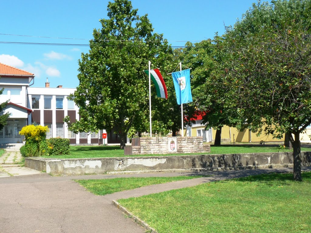 Domoszló, memorial with the flag of the village by Fekist