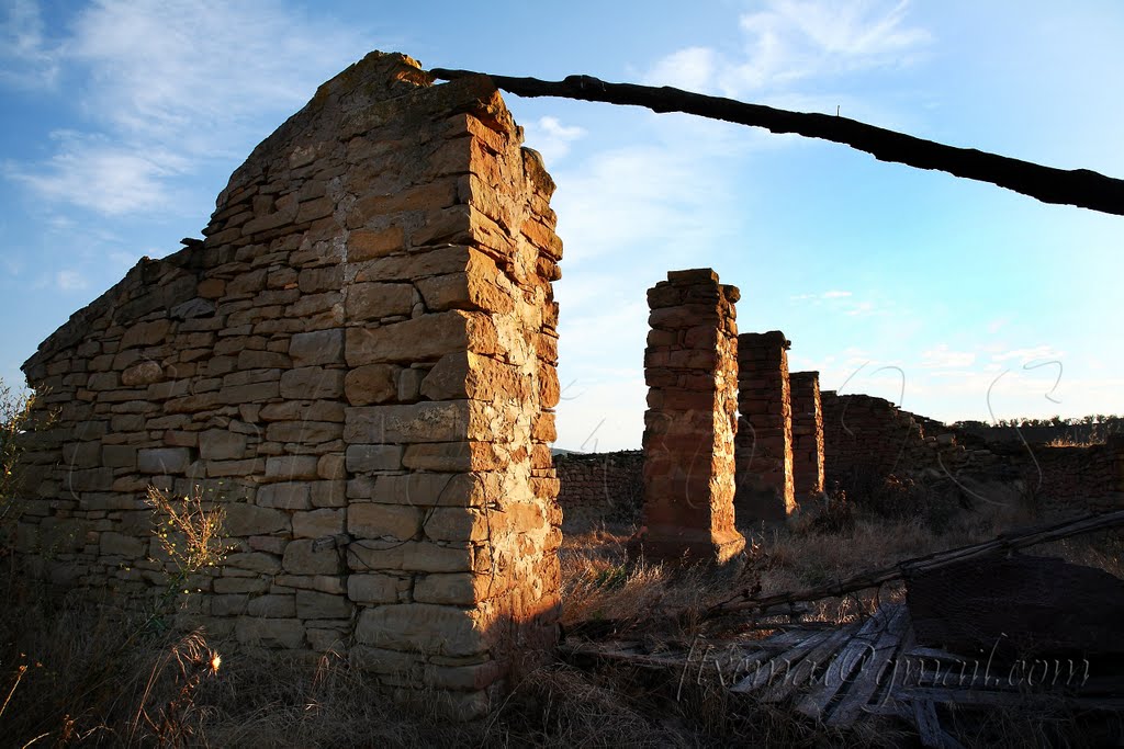 Ruinas en el valle de Aibar by Txema Bacaicoa