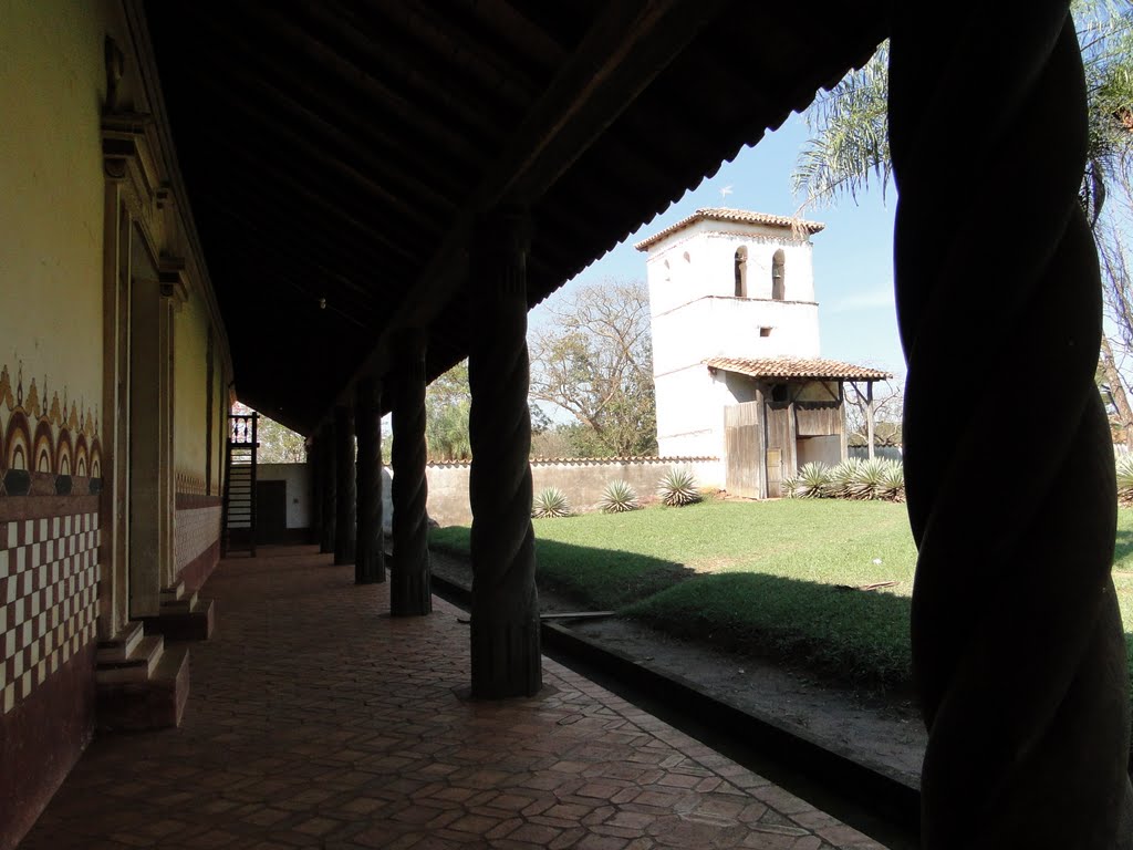 Detalhe do sistema construtivo da Igreja San Miguel com vista para campanário da antiga Missão Jesuítica Boliviana - San Miguel - Bolivia by Paulo Yuji Takarada