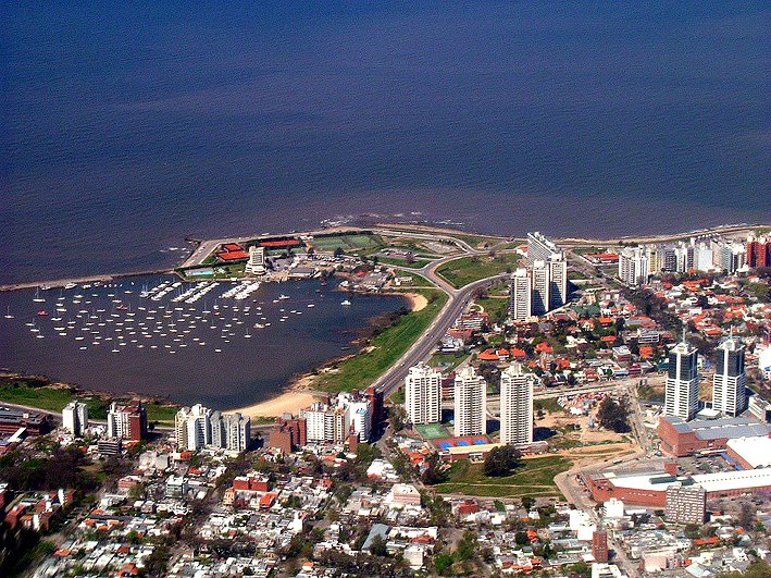 Puerto Buceo desde el aire by Carlos Capelan