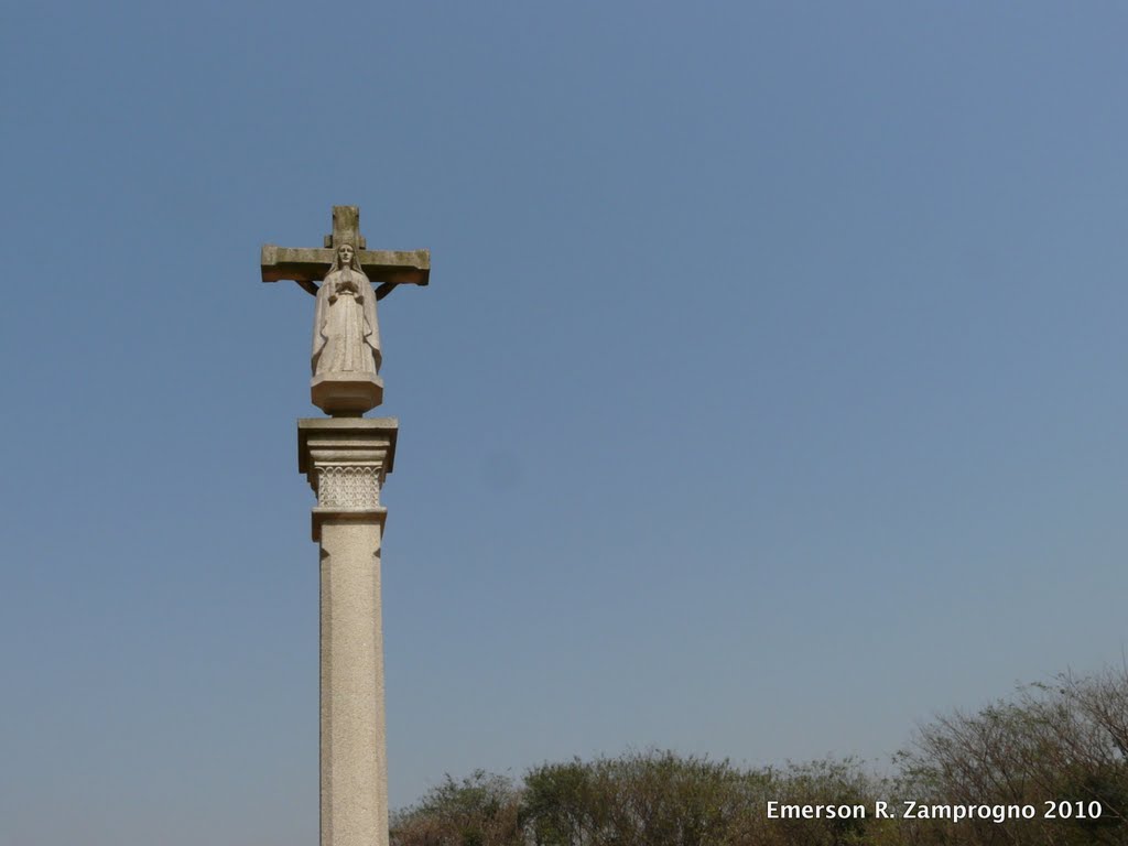 Cruz à cuja sombra descansa o peregrino do Caminho de Santiago no Parque da Juventude by Emerson R. Zamprogno