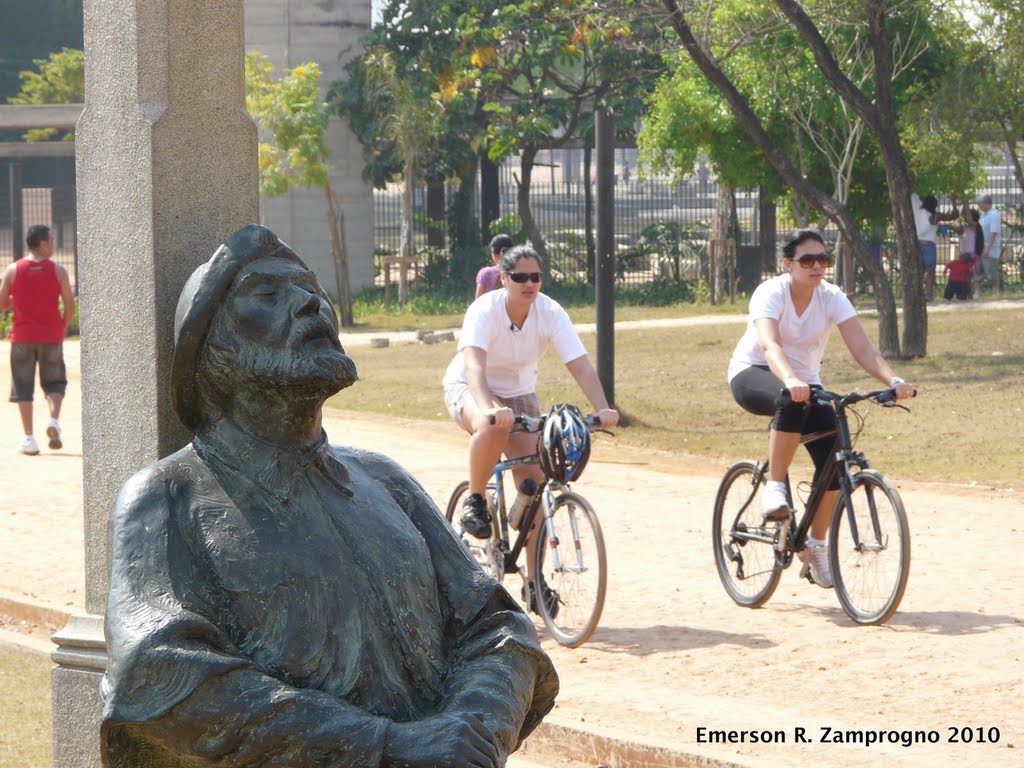 O peregrino descansando e as ciclistas se cansando by Emerson R. Zamprogno