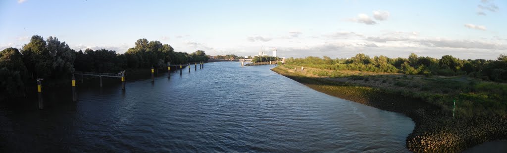 Weserwehr von der Karl-Carstens-Brücke (Erdbeerbrücke) by ARTISTDESIGN