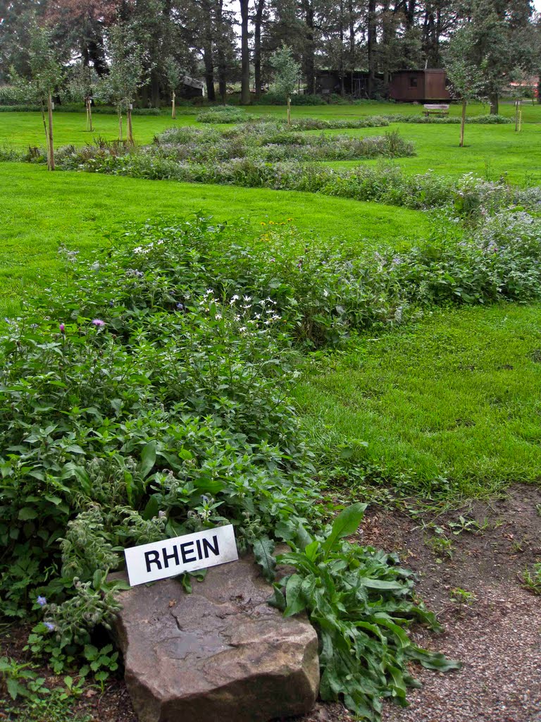 {©RH} Am Gahlenschen Kohlenweg "Ruhr-Kulturgarten" das symbolisiert den Rhein by Reinhard H.