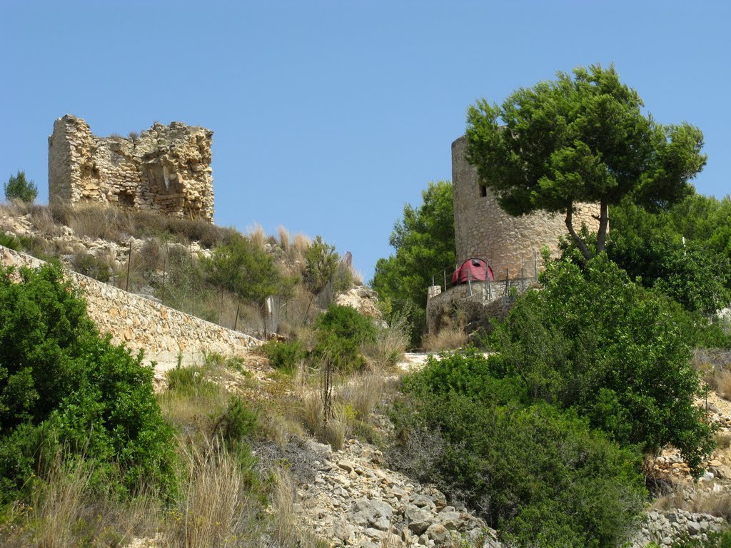 Une ruine au coté d'un Moulin restauré et squatté par un campeur by John-mike