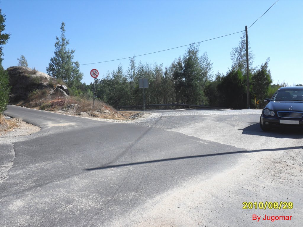 Parada de Gonta, Tondela, Viseu - Cruzamenro da EN 2 com a linha da CP, hoje tranformada em ciclovia by Júlio Marques