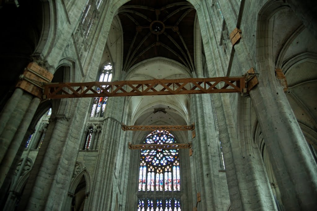 Beauvais - La Cathédrale Saint-Pierre de Beauvais - North Transept - North Entrance - View SSW & Up on Central Crossing (Wooden Vaults) & South Transept by txllxt TxllxT