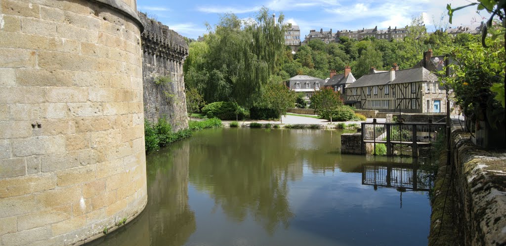 Fougères - Vue remparts et environnement by Mario De Weerd