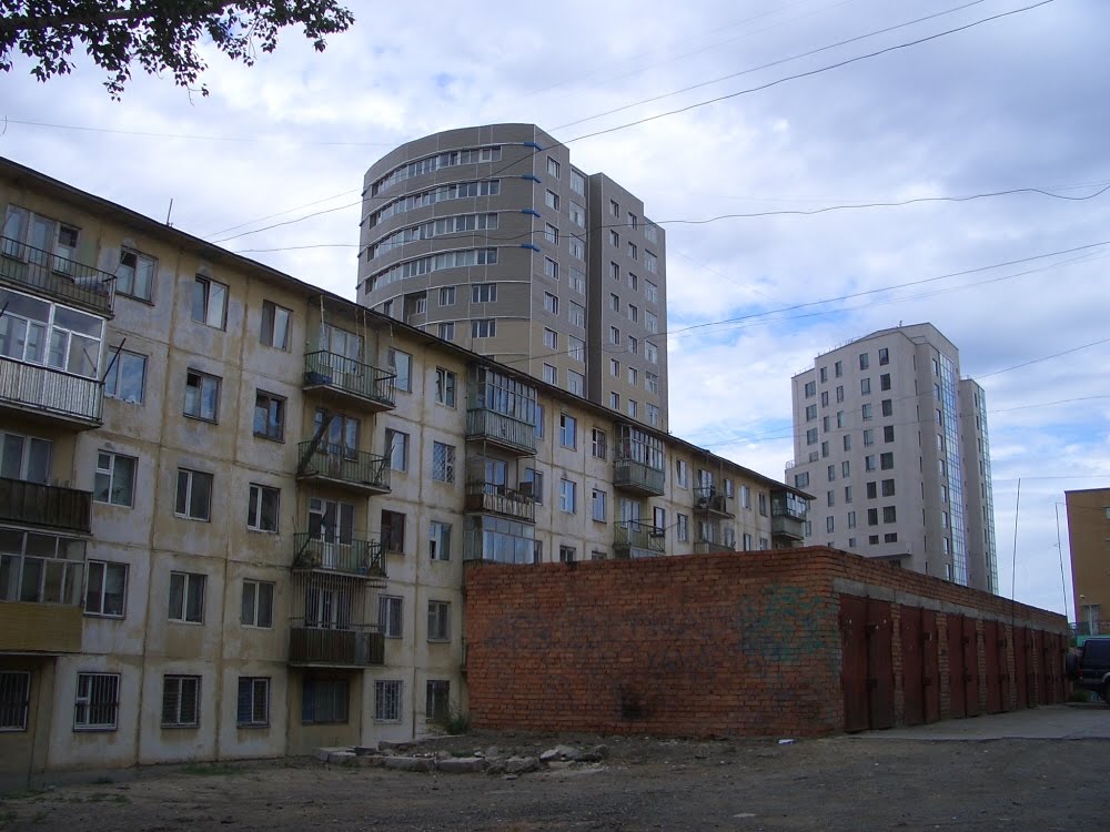 An old apartment and a new apartment in Uraanbaatar by 紅の翼